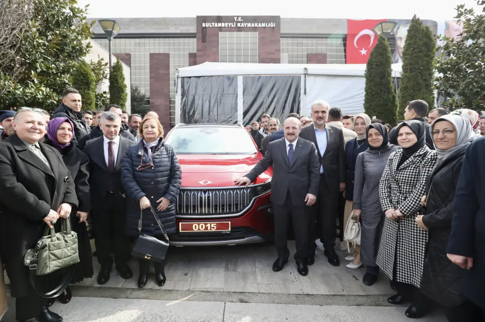 Bakan Varank Sultanbeyli'deki programlarına Togg T10X ile geldi Bakan Varank Sultanbeyli'deki programlarına Togg T10X ile geldi