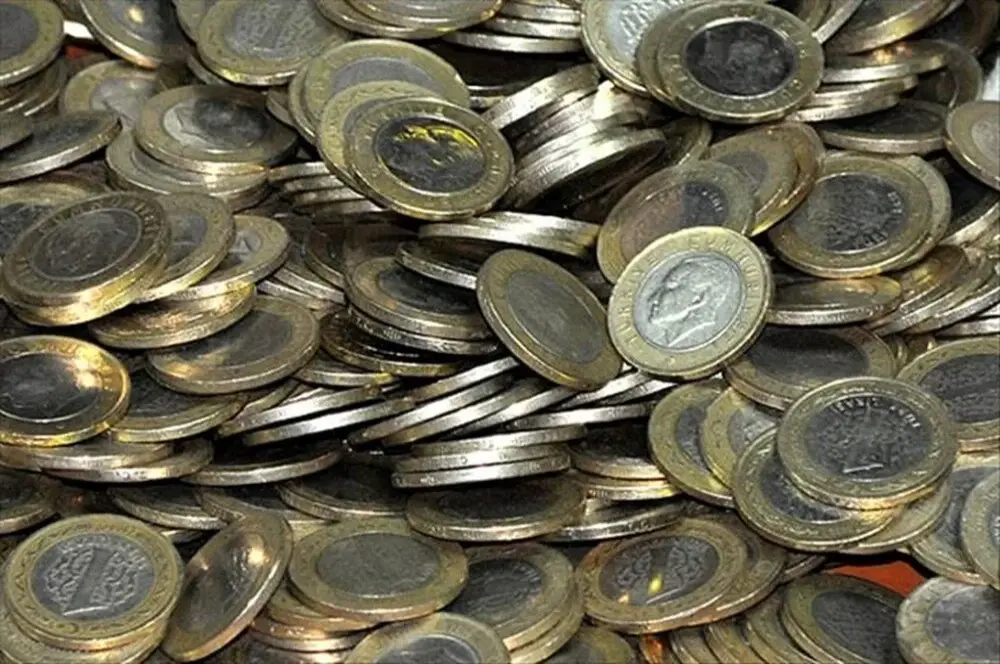 Hafif olan bir lira ve 50 kuruşlar piyasaya sürüldü Hafif olan bir lira ve 50 kuruşlar piyasaya sürüldü