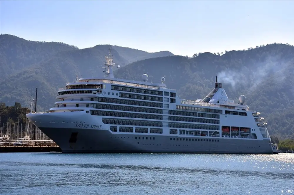 Marmaris'e sezonun ilk kruvaziyeri 450 yolcusuyla geldi Marmaris'e sezonun ilk kruvaziyeri 450 yolcusuyla geldi