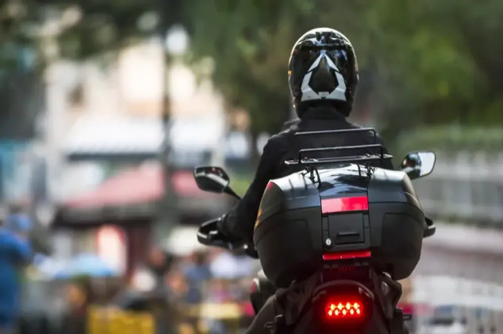 Moto kuryeler için yol kenarında dinlenme alanı Moto kuryeler için yol kenarında dinlenme alanı