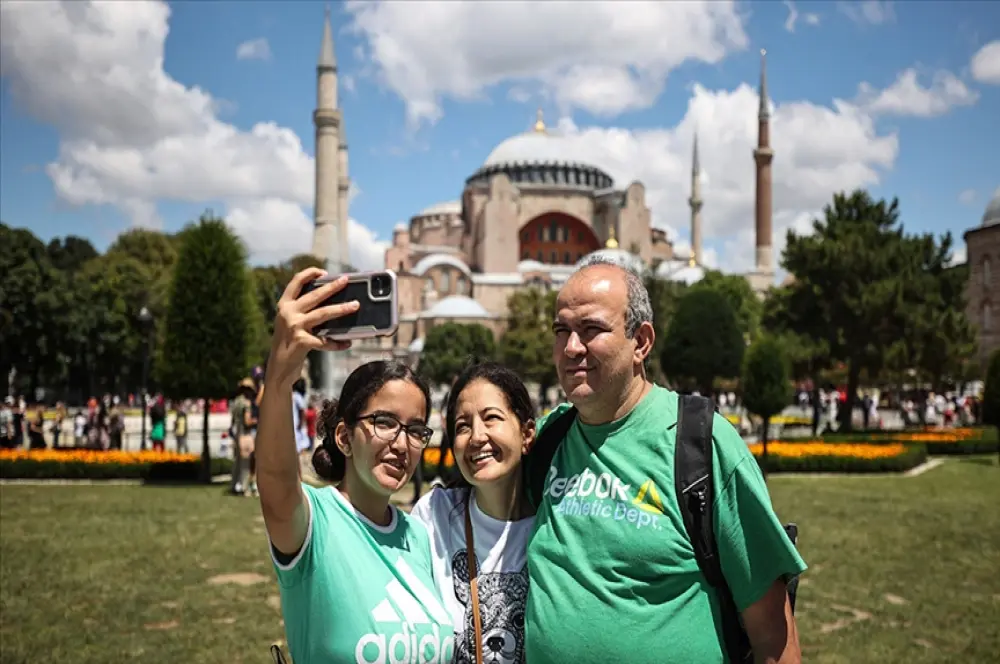 Türkiye yılın ilk çeyreğinde 6 milyon 212 bin yabancı ziyaretçi ağırladı Türkiye yılın ilk çeyreğinde 6 milyon 212 bin yabancı ziyaretçi ağırladı