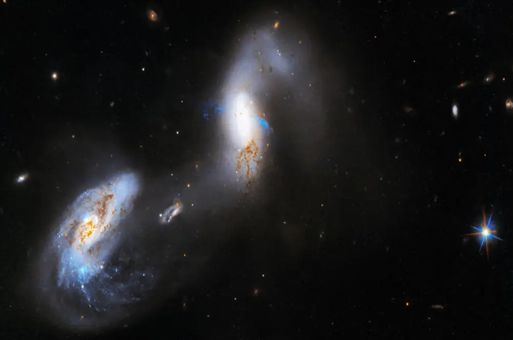 Hubble Uzay Teleskobu, olağanüstü parlak galaksiler görüntüledi Hubble Uzay Teleskobu, olağanüstü parlak galaksiler görüntüledi