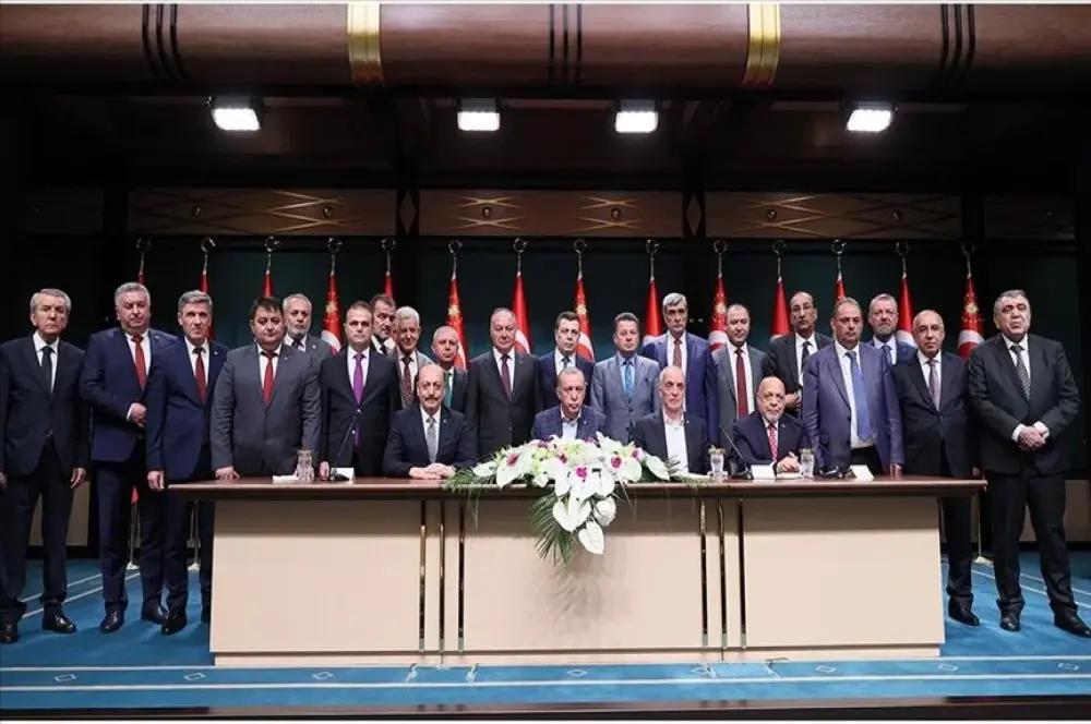Cumhurbaşkanı Erdoğan: En düşük kamu işçisi ücreti 15 bin liraya çıkıyor Cumhurbaşkanı Erdoğan: En düşük kamu işçisi ücreti 15 bin liraya çıkıyor
