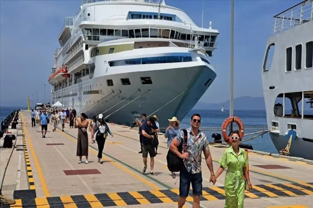 Kuşadası'na 5 kruvaziyerle 7 bin 550 turist geldi Kuşadası'na 5 kruvaziyerle 7 bin 550 turist geldi