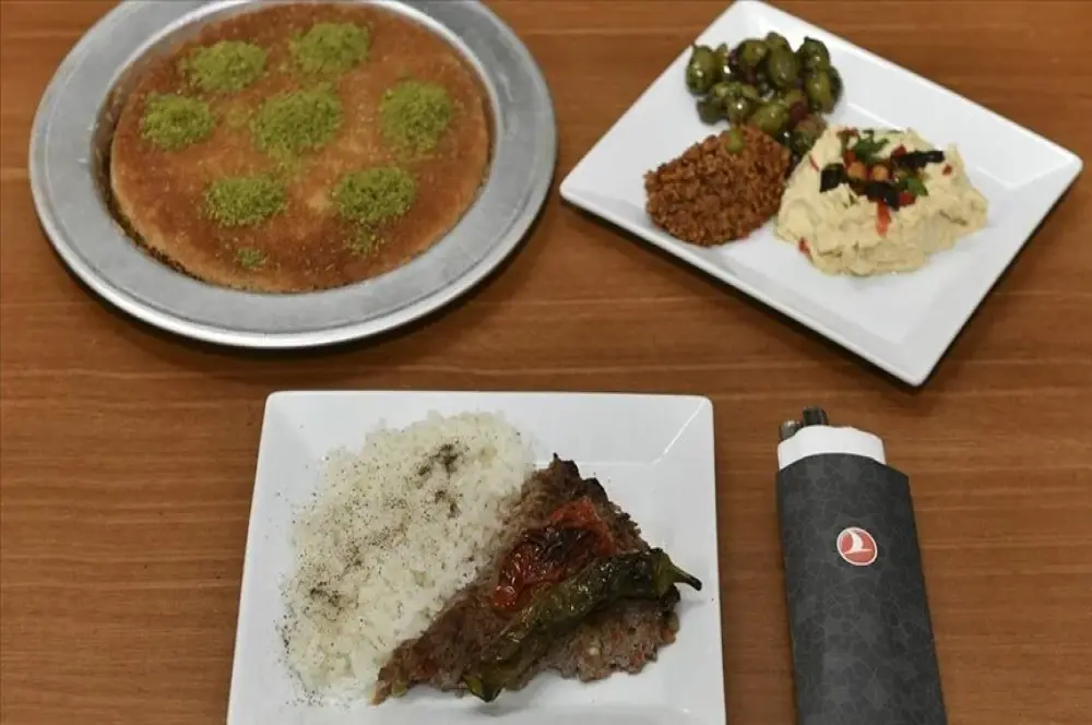 THY seçili uçuşlarda ve özel yolcu salonlarında Türk mutfağını tanıtıyor THY seçili uçuşlarda ve özel yolcu salonlarında Türk mutfağını tanıtıyor