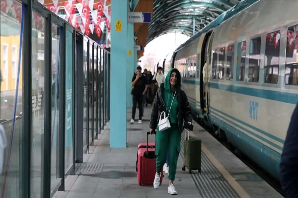 Ankara-Sivas Hızlı Tren Hattı'nda bugüne kadar yaklaşık 110 bin yolcu taşındı Ankara-Sivas Hızlı Tren Hattı'nda bugüne kadar yaklaşık 110 bin yolcu taşındı