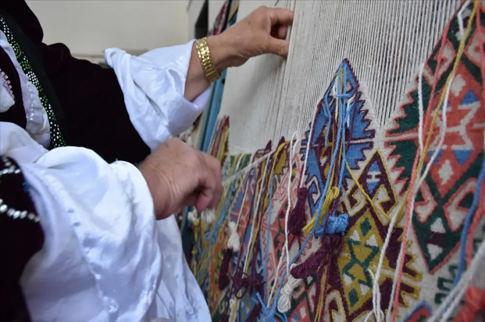 Hakkari kilimi coğrafi işaret tescil belgesi aldı Hakkari kilimi coğrafi işaret tescil belgesi aldı