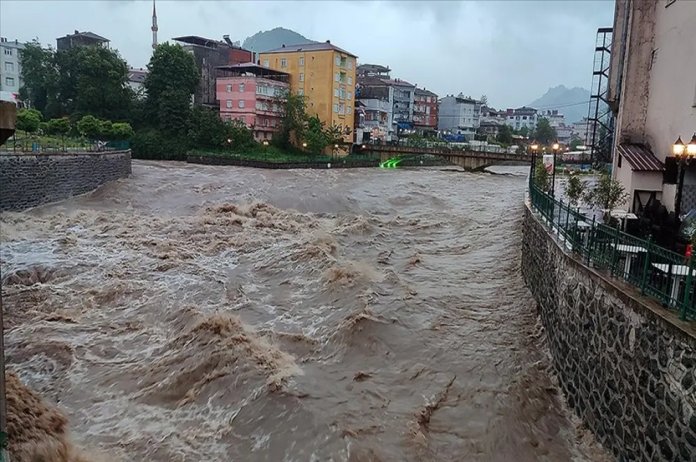 Selden etkilenen esnafın yaralarının sarılması için çalışma başlatıldı Selden etkilenen esnafın yaralarının sarılması için çalışma başlatıldı