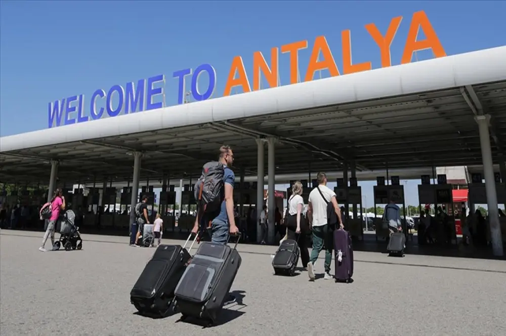 Antalya, geçen yıla göre artan turist sayısıyla 16 milyon hedefine ilerliyor Antalya, geçen yıla göre artan turist sayısıyla 16 milyon hedefine ilerliyor