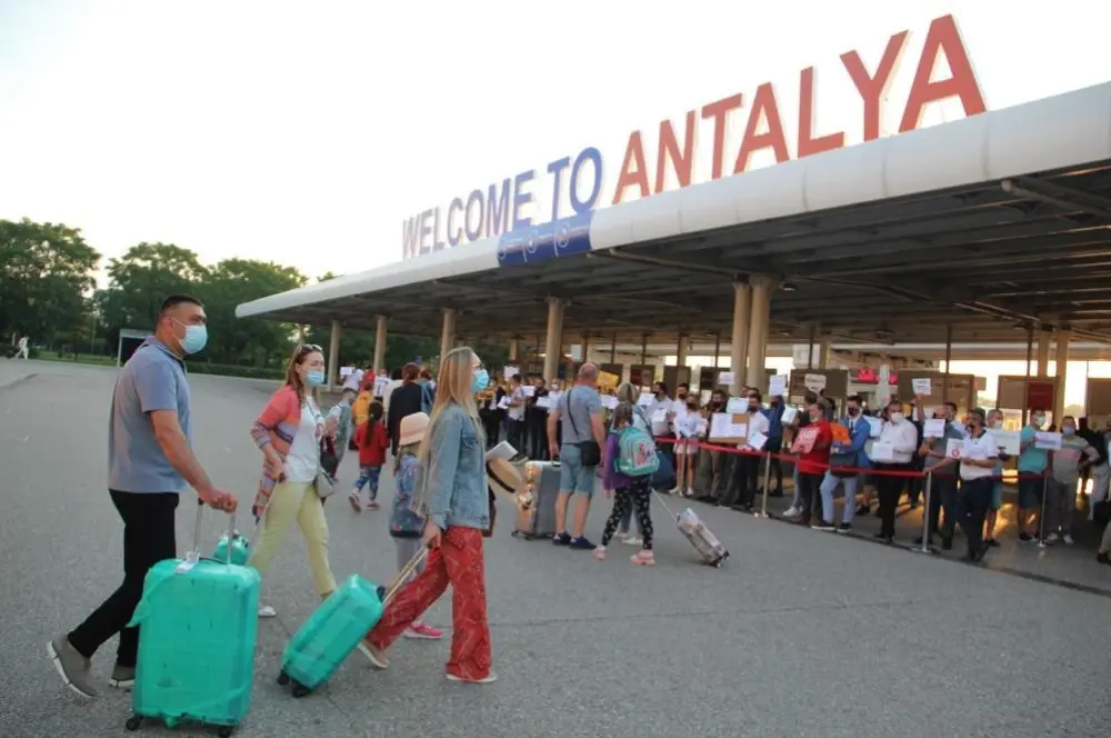 Antalya'ya hava yoluyla gelen turist sayısı 9 milyonu aştı Antalya'ya hava yoluyla gelen turist sayısı 9 milyonu aştı