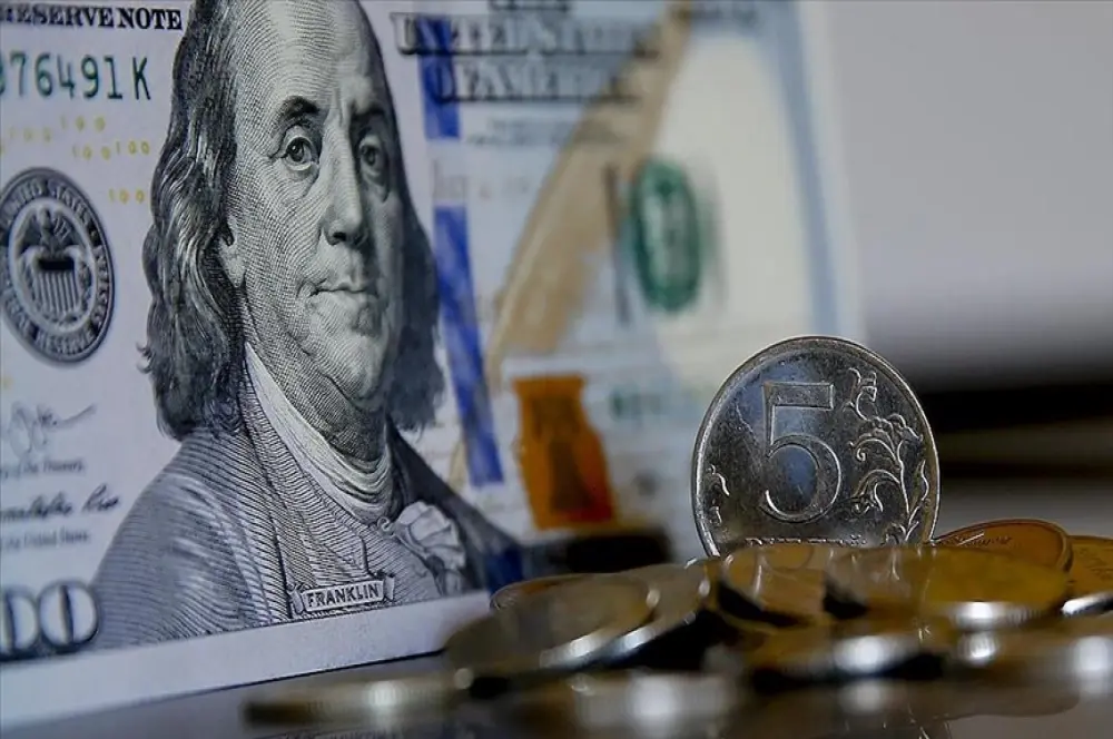 Dolar/ruble paritesi Mart 2022’den bu yana ilk defa 100’ü geçti Dolar/ruble paritesi Mart 2022’den bu yana ilk defa 100’ü geçti