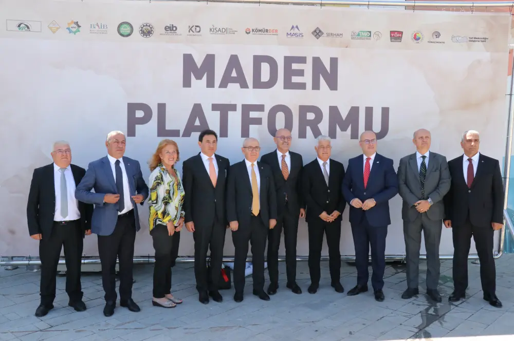 Madencilik sektörü İzmir'de düzenlenen fuarda bir araya geldi Madencilik sektörü İzmir'de düzenlenen fuarda bir araya geldi