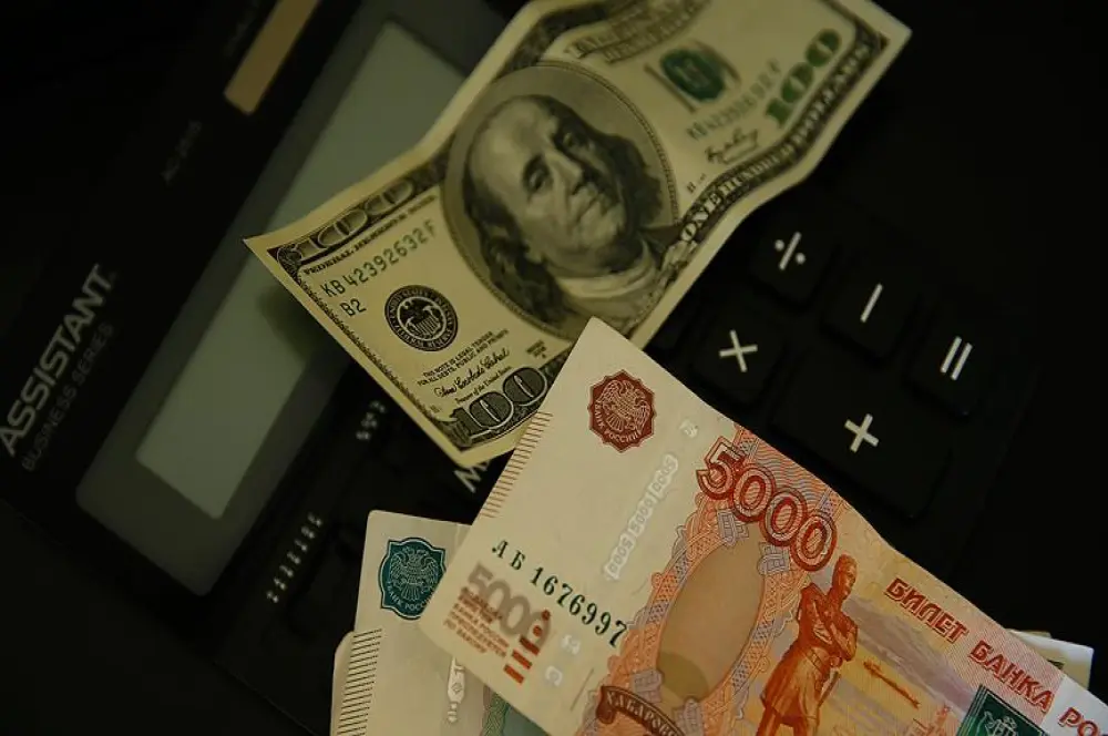 Rus rublesi dolar karşısında 18 ay sonra ilk defa 102 seviyesini aştı Rus rublesi dolar karşısında 18 ay sonra ilk defa 102 seviyesini aştı