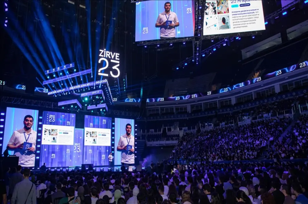 Zirve 23 'Geleceğe Adım At' temasıyla üniversiteli gençleri buluşturdu Zirve 23 'Geleceğe Adım At' temasıyla üniversiteli gençleri buluşturdu
