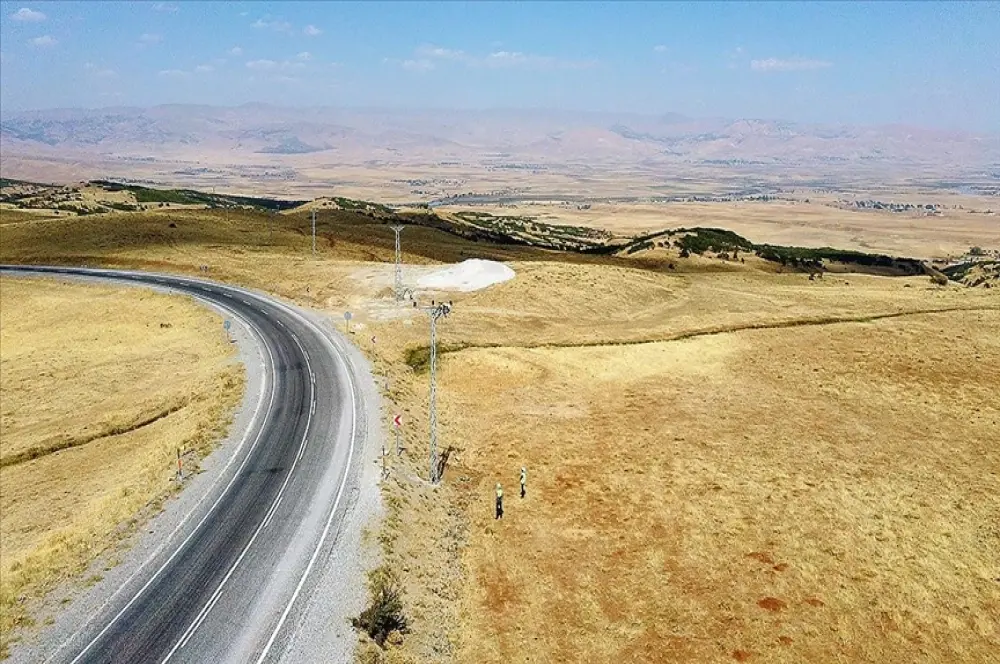 Destekleme projeleriyle 2028'e kadar 7 bin 500 kilometre köy yolu yapılacak Destekleme projeleriyle 2028'e kadar 7 bin 500 kilometre köy yolu yapılacak