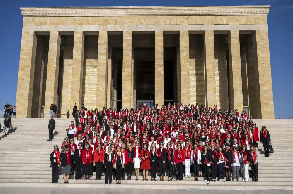 Birçok ilden ve KKTC'den gelen iş kadınları Anıtkabir'i ziyaret etti Birçok ilden ve KKTC'den gelen iş kadınları Anıtkabir'i ziyaret etti