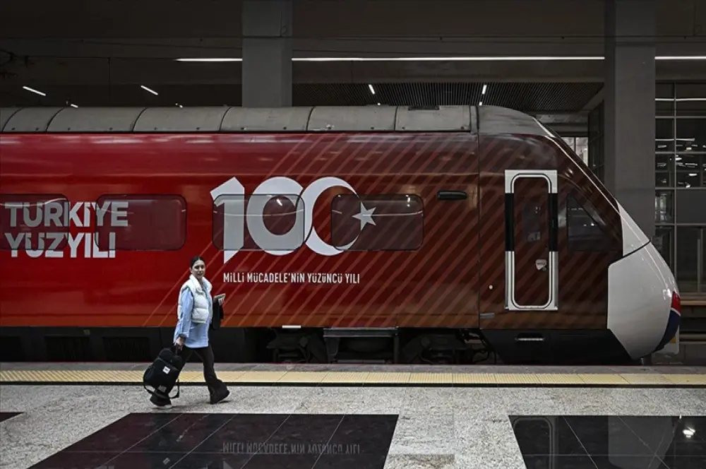 100. yıla özel giydirme görseliyle kaplanan YHT ilk seferine Ankara'dan başladı 100. yıla özel giydirme görseliyle kaplanan YHT ilk seferine Ankara'dan başladı