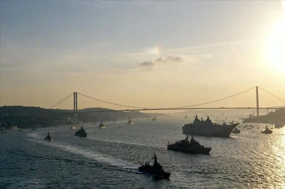 Türk donanması, İstanbul Boğazı'nda resmigeçidini gerçekleştirdi Türk donanması, İstanbul Boğazı'nda resmigeçidini gerçekleştirdi