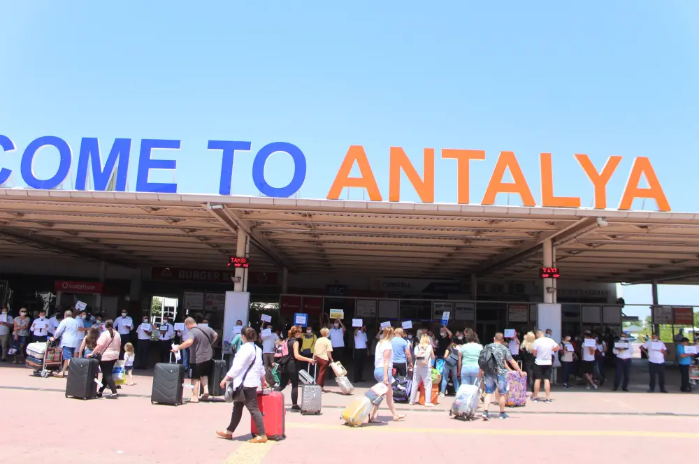 Antalya'ya gelen turist sayısında tüm zamanların rekoru kırıldı Antalya'ya gelen turist sayısında tüm zamanların rekoru kırıldı