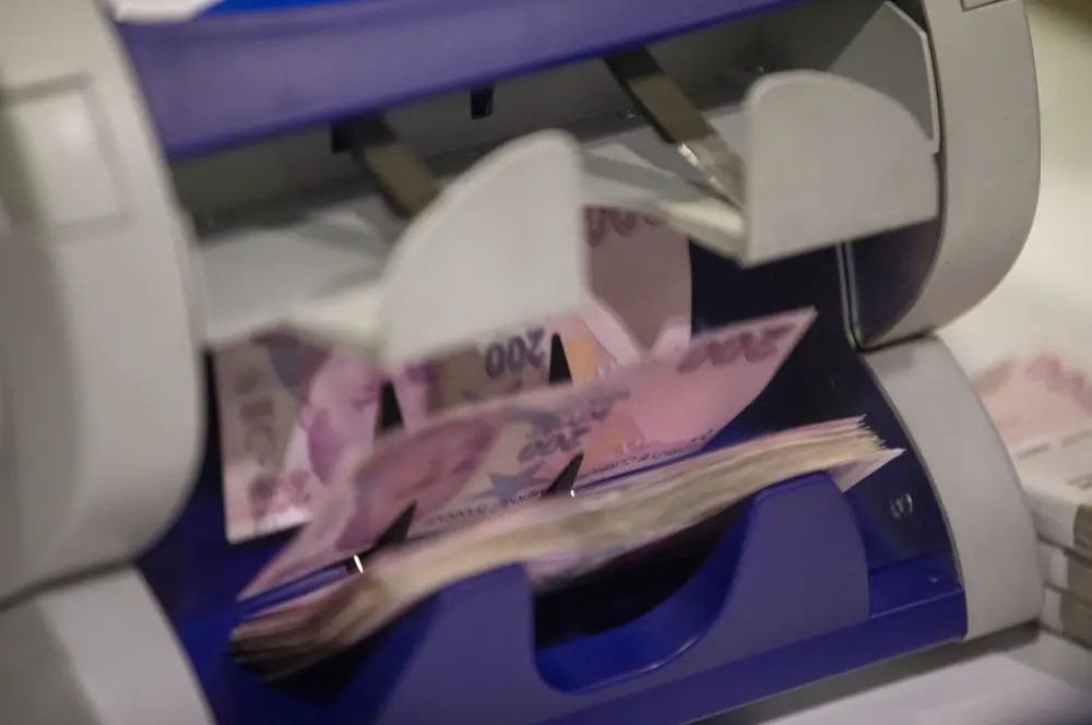 5 bin lira en kısa sürede emeklilerin hesaplarına yatırılacak 5 bin lira en kısa sürede emeklilerin hesaplarına yatırılacak