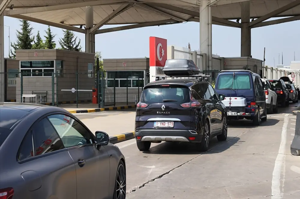Yurt dışından emeklilerin yabancı plakalı taşıtları için sağlanan süre uzatıldı Yurt dışından emeklilerin yabancı plakalı taşıtları için sağlanan süre uzatıldı