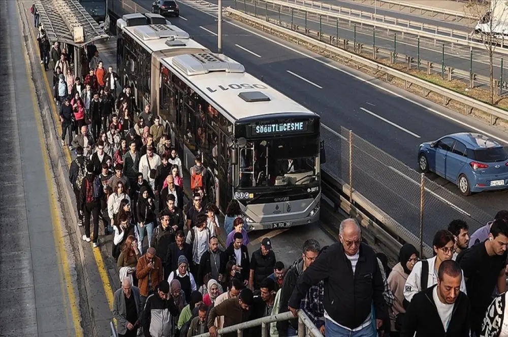 İstanbul'da ulaşıma yüzde 28.09'a varan zam yapıldı İstanbul'da ulaşıma yüzde 28.09'a varan zam yapıldı