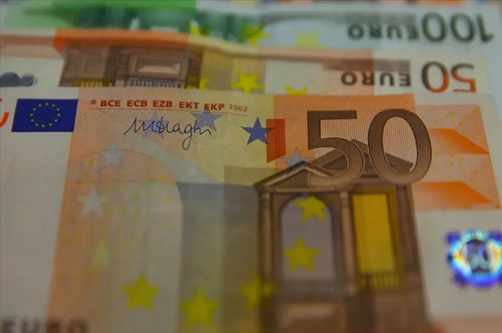 Kosova'da 1 Şubat'tan itibaren nakit ödeme işlemlerinde sadece Euro kullanılacak Kosova'da 1 Şubat'tan itibaren nakit ödeme işlemlerinde sadece Euro kullanılacak