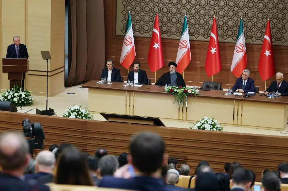 Türkiye-İran arasında gümrük alanında ciddi işbirliği bulunuyor Türkiye-İran arasında gümrük alanında ciddi işbirliği bulunuyor