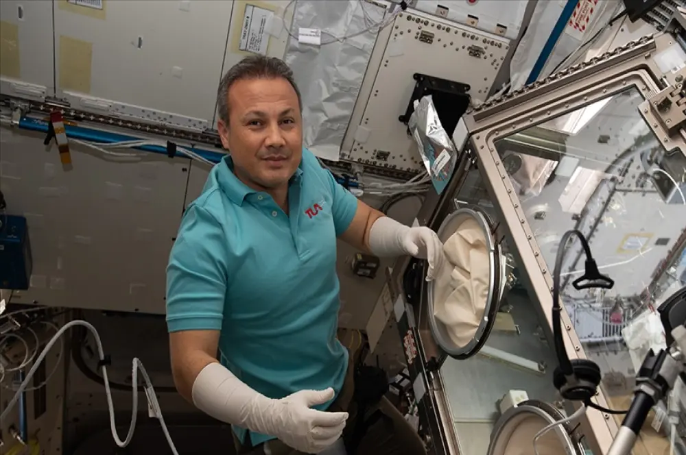 Astronot Gezeravcı, mikro yerçekiminde kurşunsuz lehimleme yaptı Astronot Gezeravcı, mikro yerçekiminde kurşunsuz lehimleme yaptı