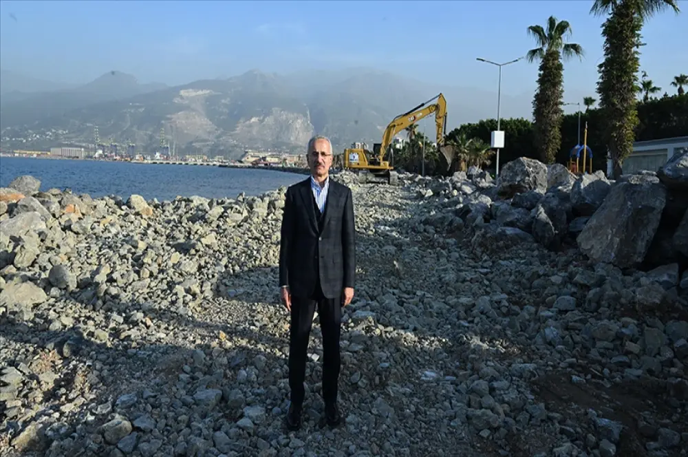 Bakan Uraloğlu, deprem bölgesindeki çalışmaları değerlendirdi Bakan Uraloğlu, deprem bölgesindeki çalışmaları değerlendirdi