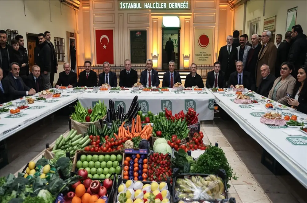 Ticaret Bakanı Bolat İstanbul'da hal esnafı ile buluştu Ticaret Bakanı Bolat İstanbul'da hal esnafı ile buluştu