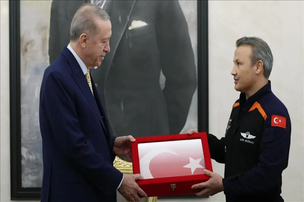 Cumhurbaşkanı Erdoğan, Türkiye'nin ilk astronotu Gezeravcı'yı kabul etti Cumhurbaşkanı Erdoğan, Türkiye'nin ilk astronotu Gezeravcı'yı kabul etti
