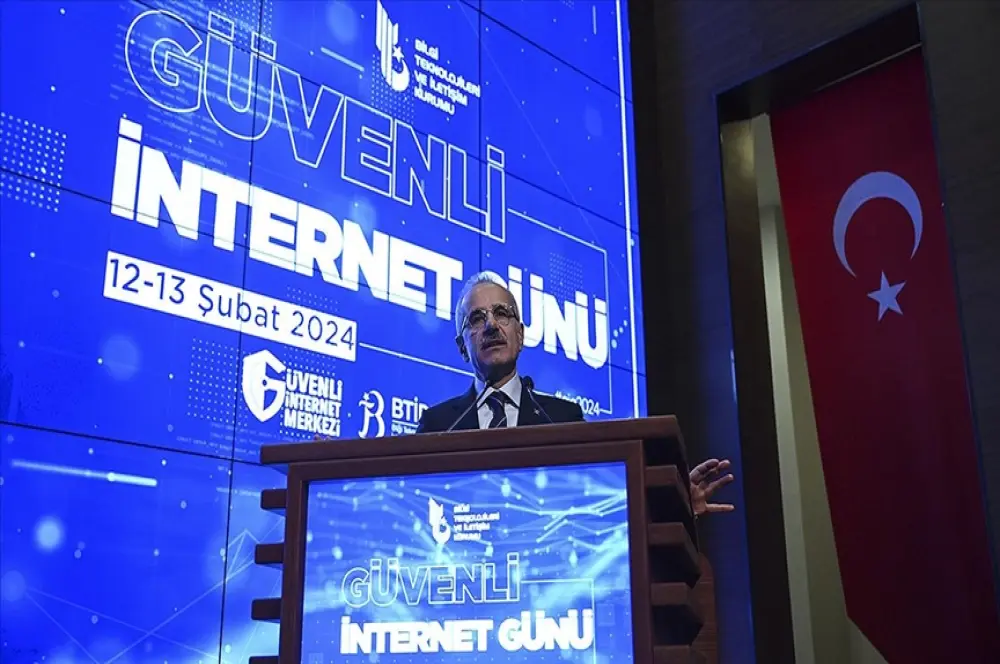 Bakan Uraloğlu: Çocuklarımızı internet dünyasında yalnız bırakmayın Bakan Uraloğlu: Çocuklarımızı internet dünyasında yalnız bırakmayın