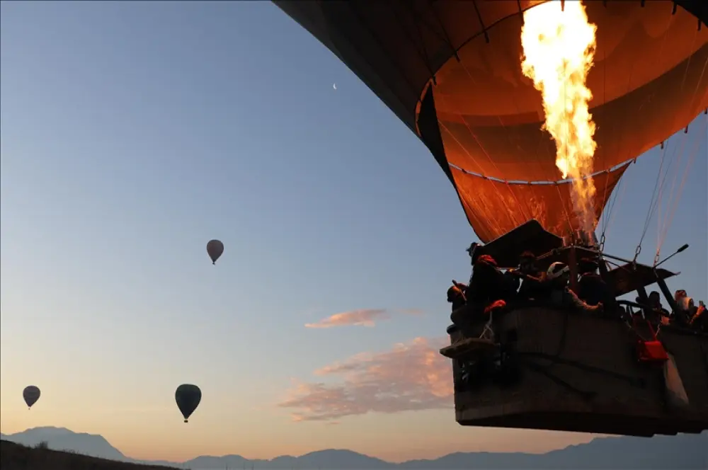 Pamukkale, sıcak hava balon turlarıyla da turist çekiyor Pamukkale, sıcak hava balon turlarıyla da turist çekiyor