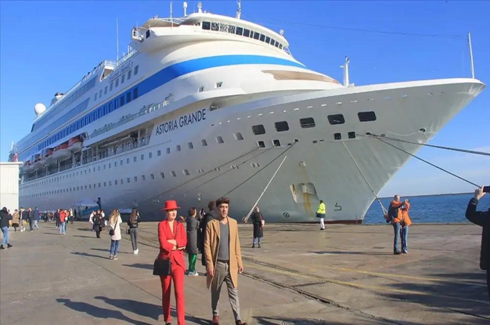 İzmir, Çeşme ve Kuşadası limanlarına bu yıl 705 kruvaziyer bekleniyor İzmir, Çeşme ve Kuşadası limanlarına bu yıl 705 kruvaziyer bekleniyor