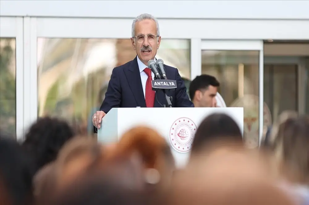 Bakan Uraloğlu: Antalya'dan 45 dakikaya Alanya'ya gidilebilecek Bakan Uraloğlu: Antalya'dan 45 dakikaya Alanya'ya gidilebilecek