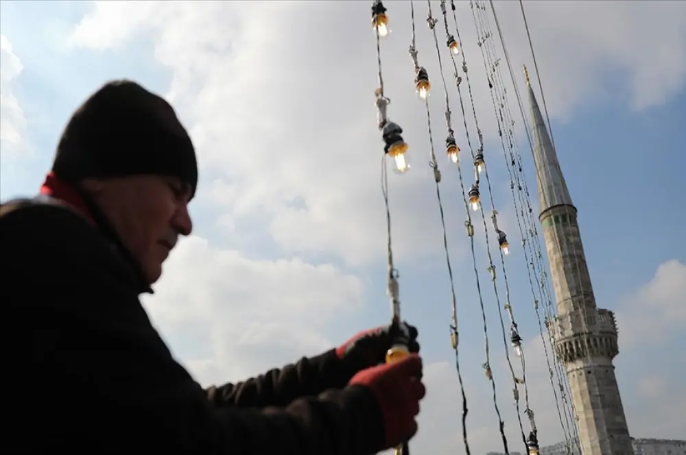 Ramazan ayının süsü ‘mahyalar’ İstanbul'daki camilere asılmaya başlandı Ramazan ayının süsü ‘mahyalar’ İstanbul'daki camilere asılmaya başlandı