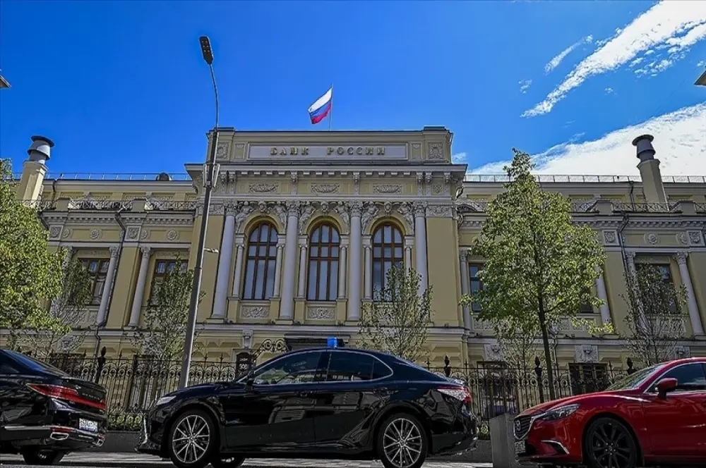 Rusya'da nakit döviz çekimine yönelik kısıtlamalar uzatıldı Rusya'da nakit döviz çekimine yönelik kısıtlamalar uzatıldı