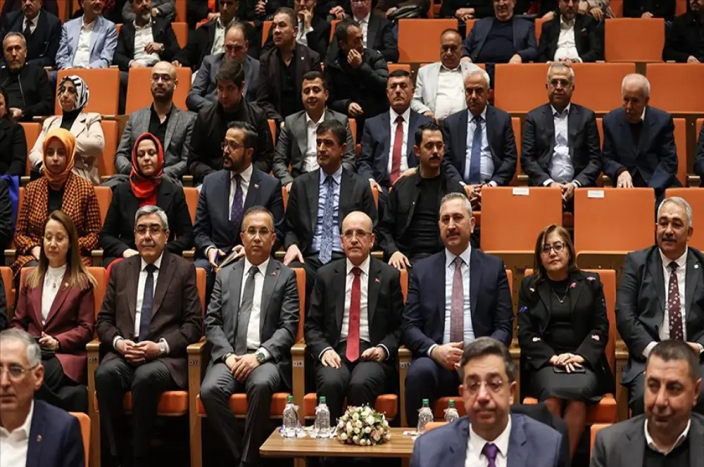Hazine ve Maliye Bakanı Şimşek, Gaziantep'te iş dünyası temsilcileriyle buluştu Hazine ve Maliye Bakanı Şimşek, Gaziantep'te iş dünyası temsilcileriyle buluştu