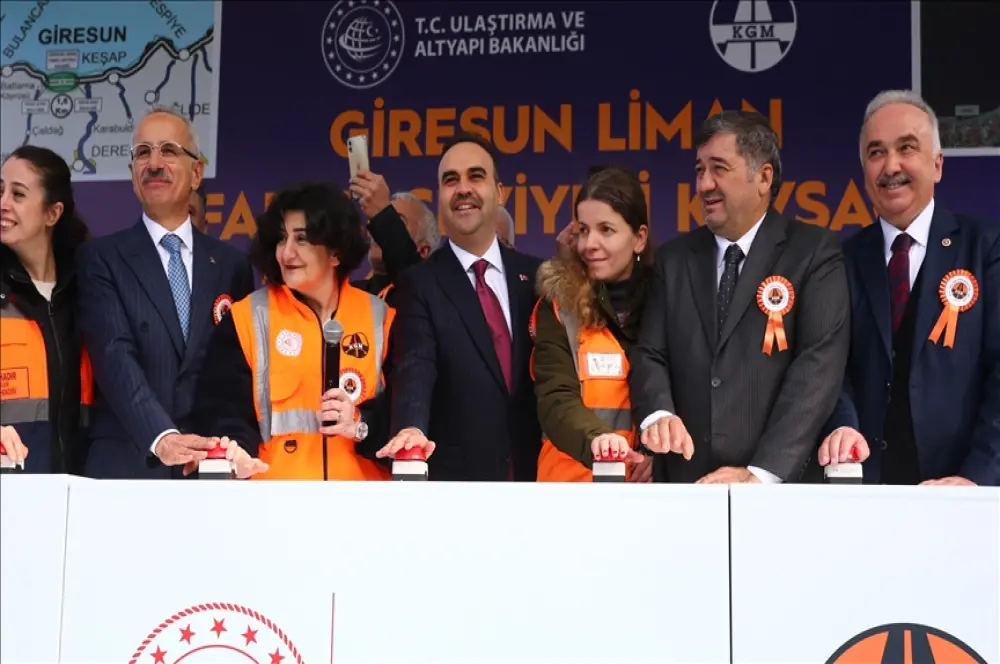 Bakanlar Kacır ve Uraloğlu, Giresun'da temel atma törenine katıldı Bakanlar Kacır ve Uraloğlu, Giresun'da temel atma törenine katıldı