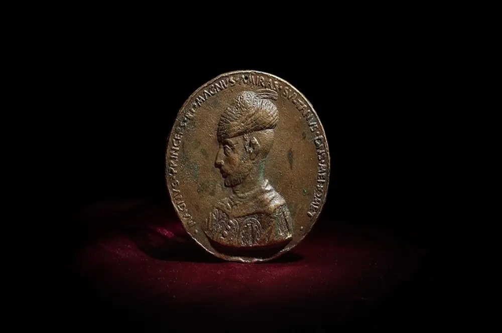 Fatih'in şehzadelik dönemine tarihlenen tılsımlı madalyon Londra'da satılacak Fatih'in şehzadelik dönemine tarihlenen tılsımlı madalyon Londra'da satılacak