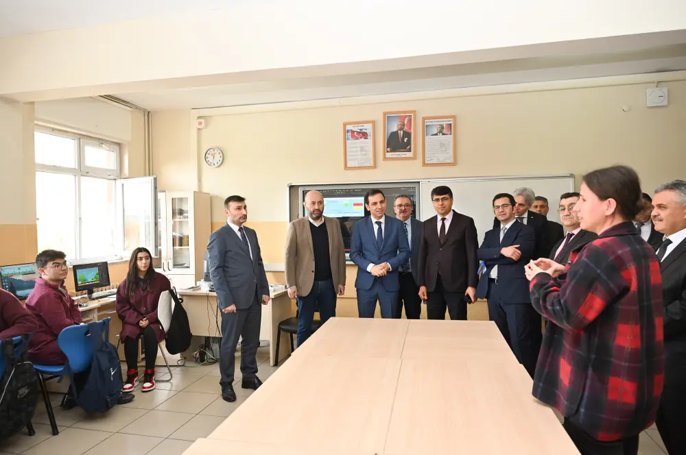 Meslek liselerini destekleyen sanayiciler gençleri kazanıyor Meslek liselerini destekleyen sanayiciler gençleri kazanıyor