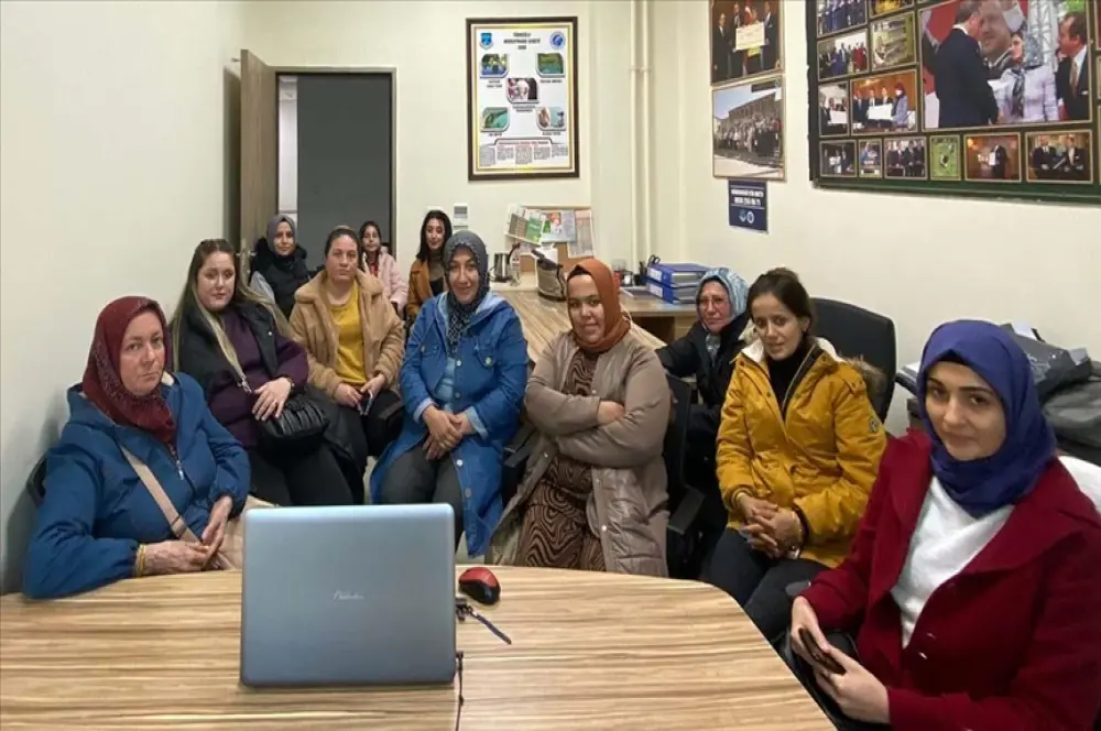 Depremzede kadınlara "afet sonrası iş geliştirme" eğitimi ve hibe desteği Depremzede kadınlara "afet sonrası iş geliştirme" eğitimi ve hibe desteği