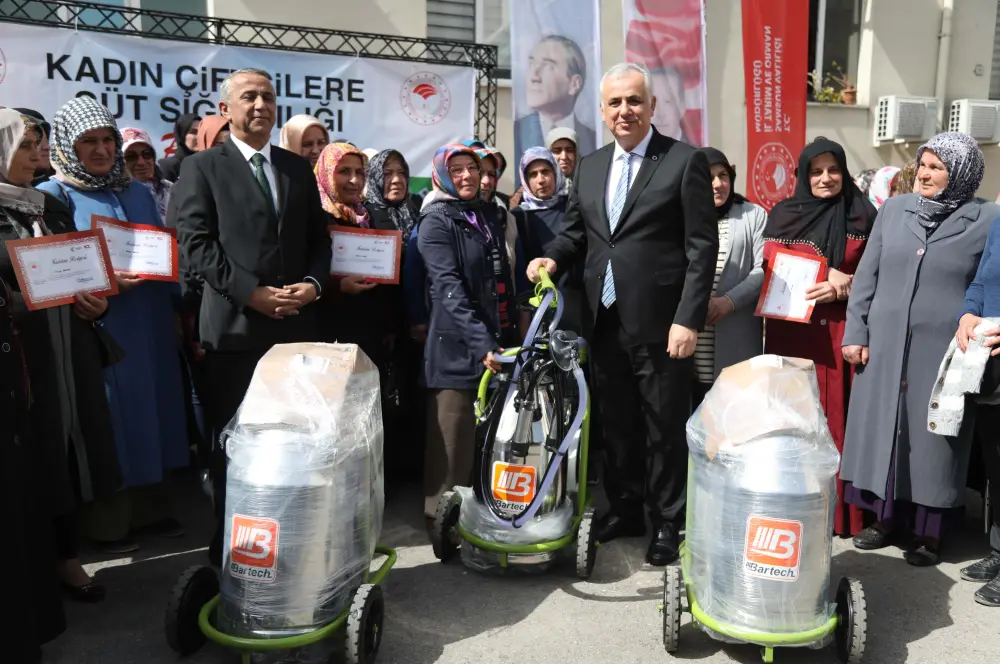 Samsun'da 113 kadın üreticiye süt sağım makinesi verildi Samsun'da 113 kadın üreticiye süt sağım makinesi verildi