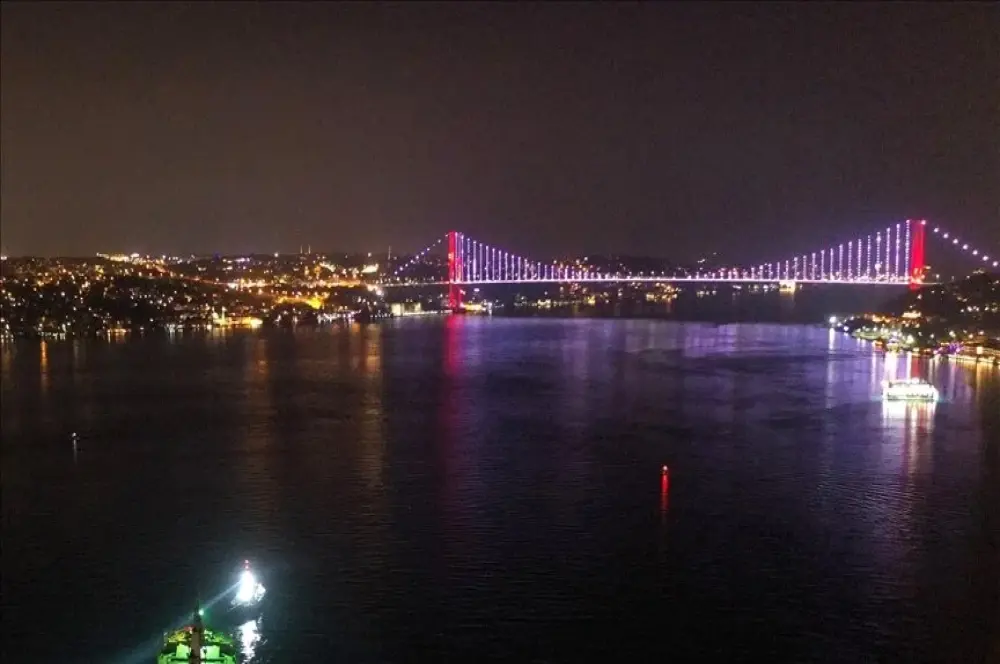 İstanbul Boğazı'nda gemi trafiği çift yönlü askıya alındı İstanbul Boğazı'nda gemi trafiği çift yönlü askıya alındı