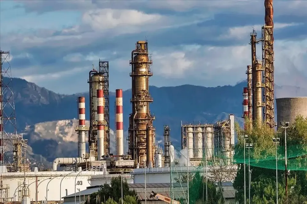 Nijerya’daki Afrika’nın en büyük rafinerisi petrol ürünleri tedarikine başladı Nijerya’daki Afrika’nın en büyük rafinerisi petrol ürünleri tedarikine başladı