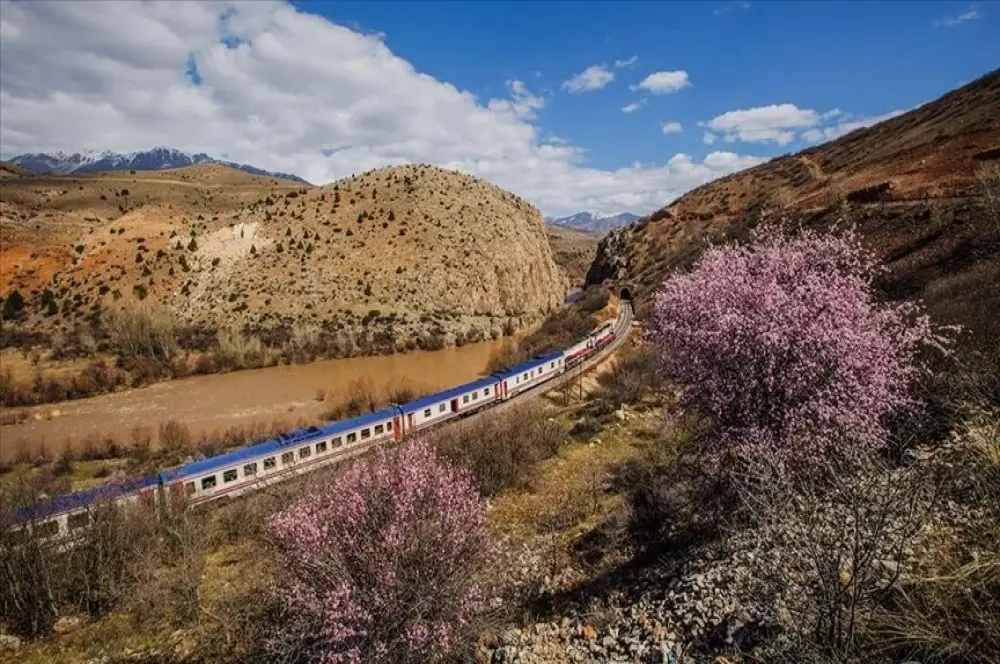 Yeni turistik trenler ilk seferlerine çıkmaya hazırlanıyor Yeni turistik trenler ilk seferlerine çıkmaya hazırlanıyor
