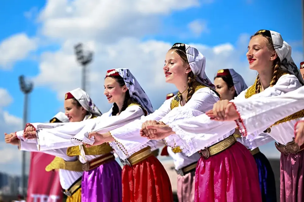 Dünyanın dört bir yanından gelen çocuklar dans gösterisi sundu Dünyanın dört bir yanından gelen çocuklar dans gösterisi sundu