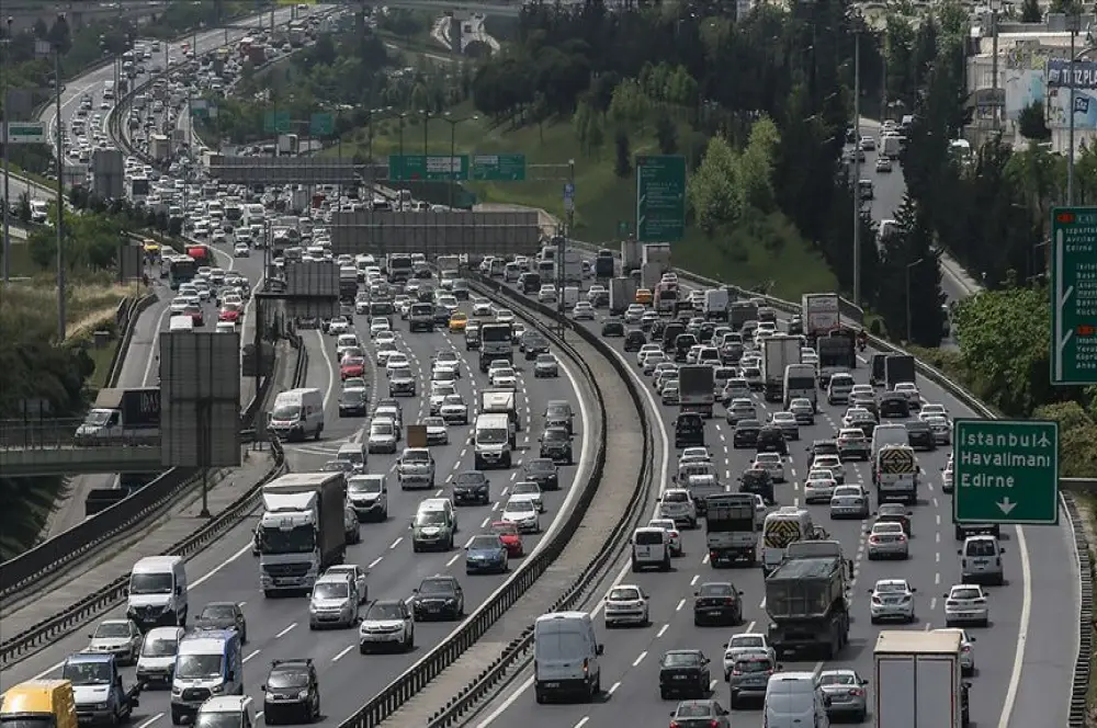 İstanbul'da trafik sıkışıklığı yıllık 10 milyar dolar kayba neden oluyor İstanbul'da trafik sıkışıklığı yıllık 10 milyar dolar kayba neden oluyor