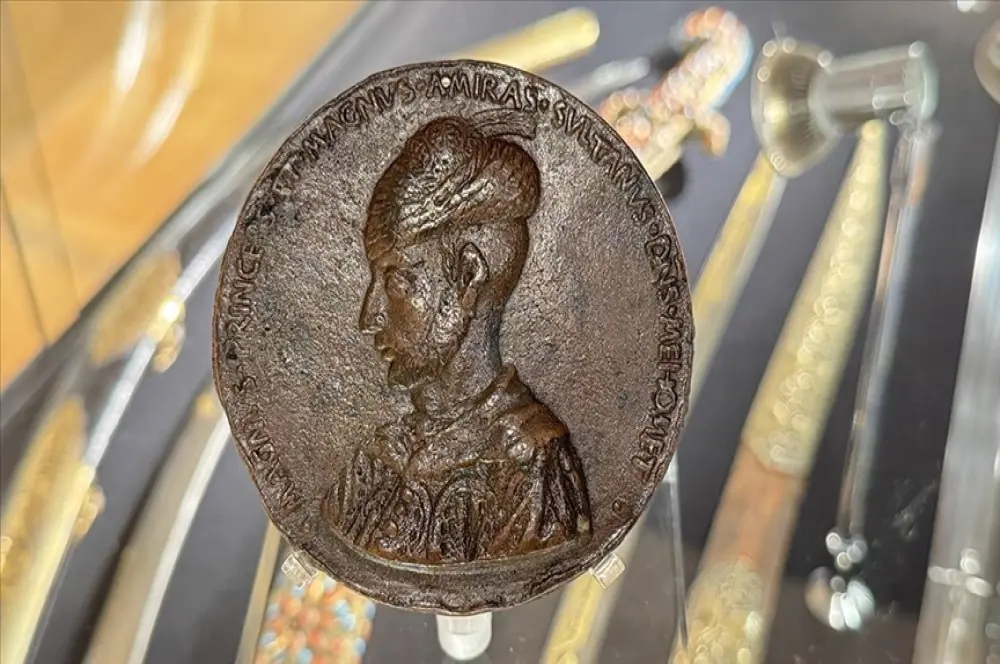 Fatih'in tılsımlı madalyonu Londra'da 1.4 milyon sterline satıldı Fatih'in tılsımlı madalyonu Londra'da 1.4 milyon sterline satıldı
